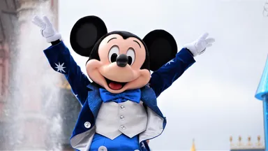 Mickey accueillant les bras ouverts